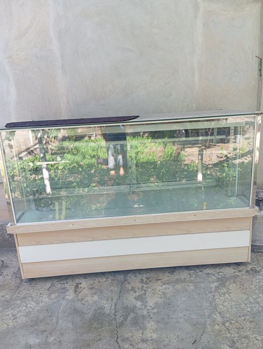 Xaladelnik vitrina sotiladi