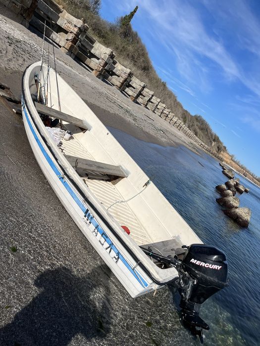 Лодка 4.40м,Извъбордов мотор MERCURY 9.9к.с. ЛИЦЕНЗ СТОПАНСКИ РИБОЛОВ