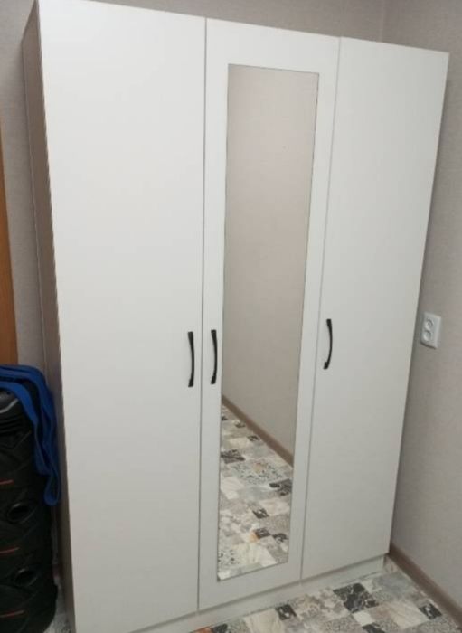 Шкаф распашной продам для одежды