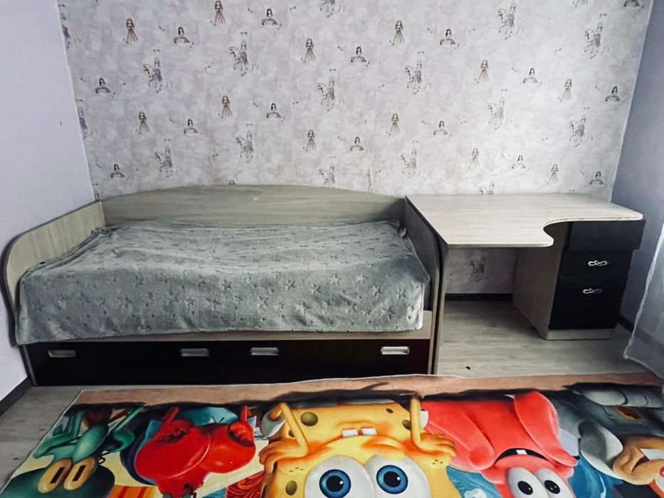 Спальный гарнитур кровать и стол