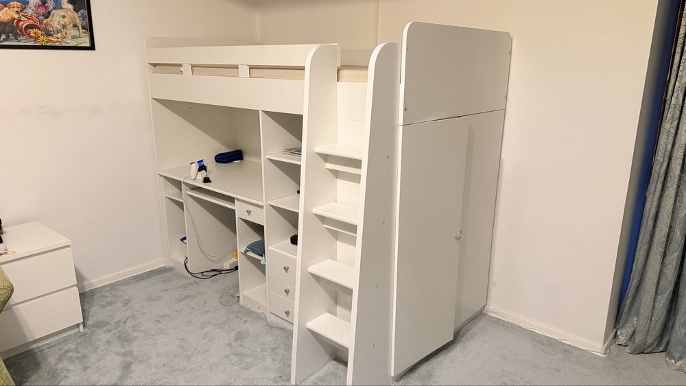 Pat suprapus cu birou si dulap