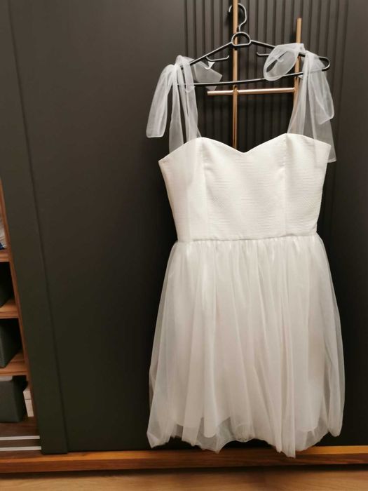 бяла бутикова рокля