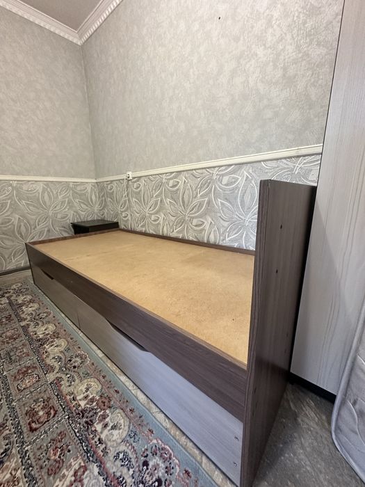 Продам кровать односпальную.