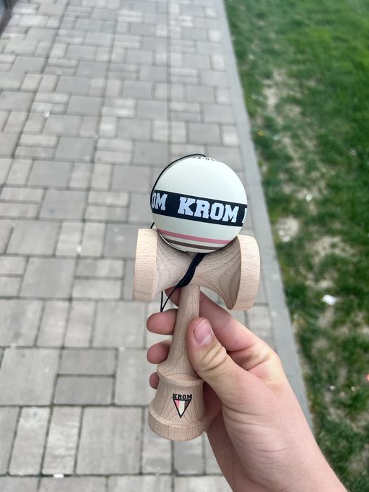 kendama strogo neapolitan alb