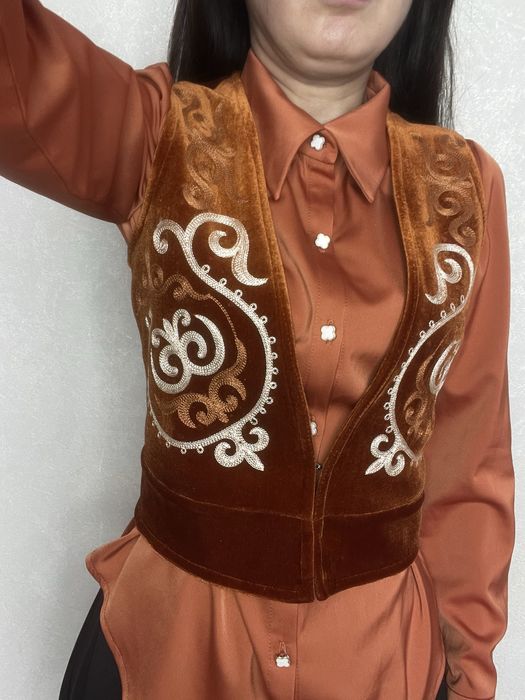 Ұлттық жилет. Жилет в национальном стиле. Оранжевого цвета