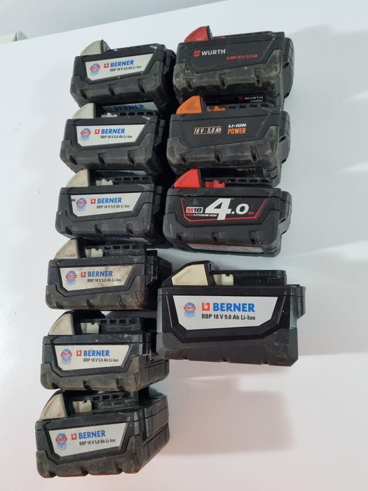 Vând acumulatori millwaukee