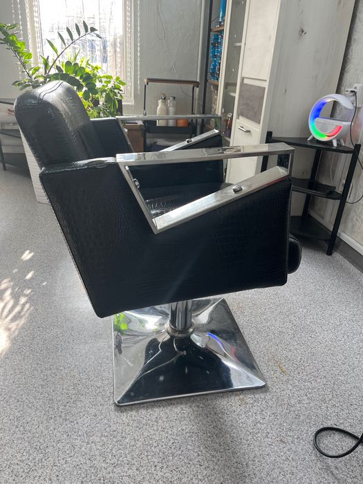 Продам парикмахерское кресло