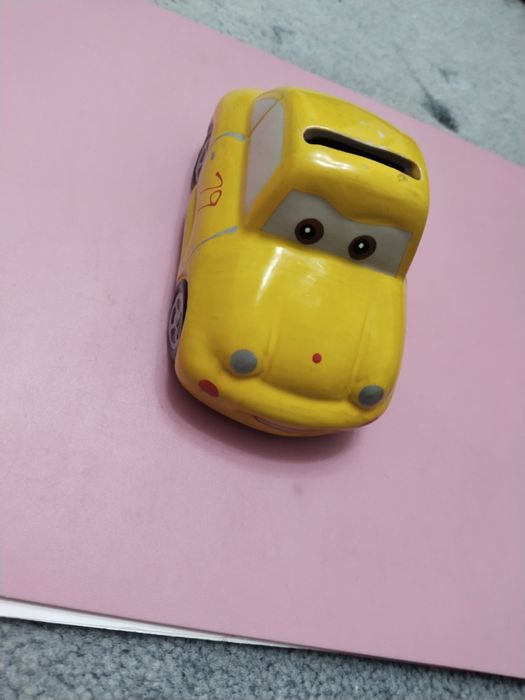 Копилка жёлтого цвета