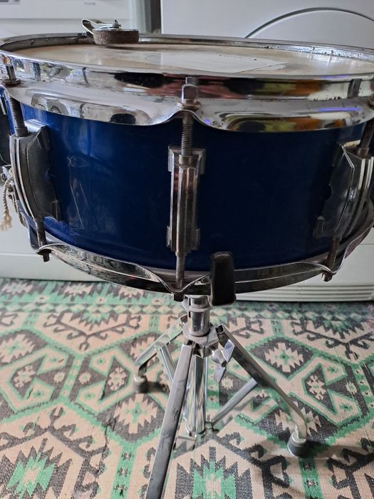 Продавам комплект барабани и  пръчки към тях! Имам и много други !