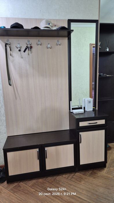 Продам прихожую со шкафом