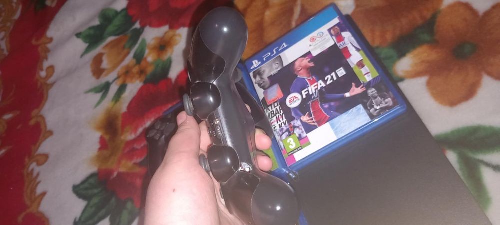 Vînd PS 4 pro de 1 tera cu 2 manete