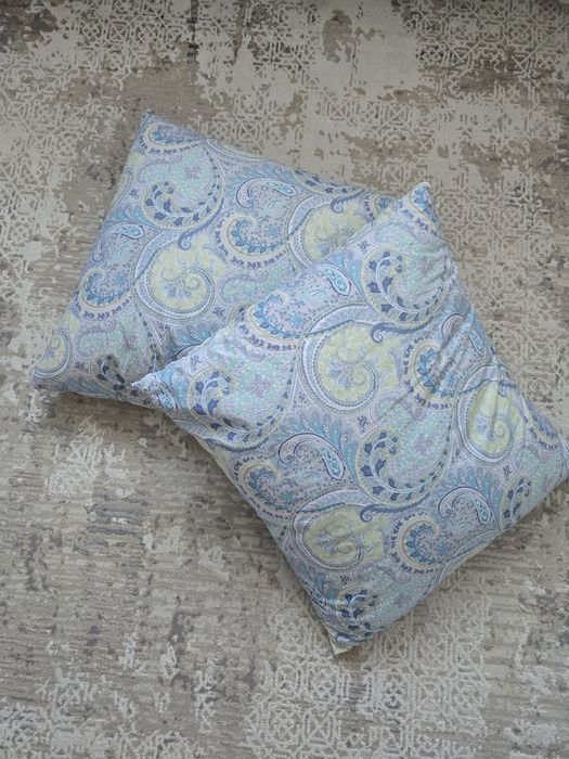 Продам 2 пуховые подушки каждая по 5000