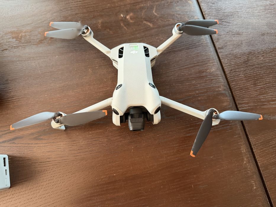 Продавам DJI Mini 4 Pro Fly More Combo – като нов + DJI Care Refresh до февруари 2027
