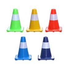 Дорожные конусы и столбики разных цветов и размеров