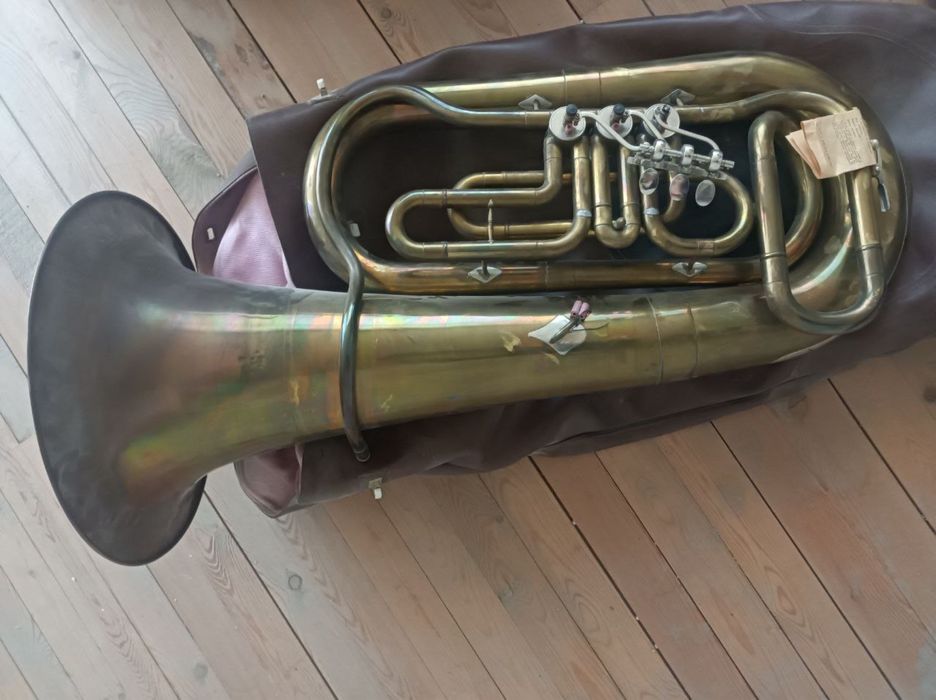 Духовые и ударные инструменты, туба и барабаны