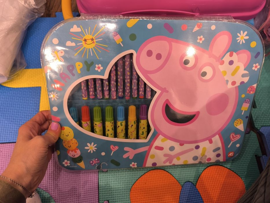 Лот детски играчки фризьорски салон в куфар,шевна машина и др