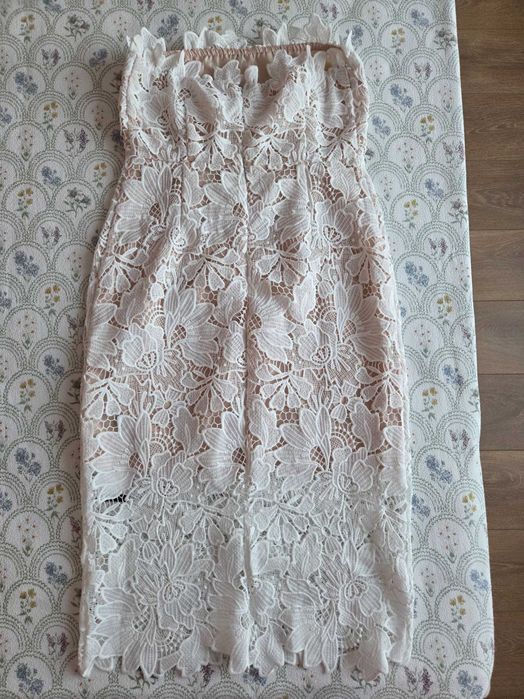Бяла дантелена рокля М размер
