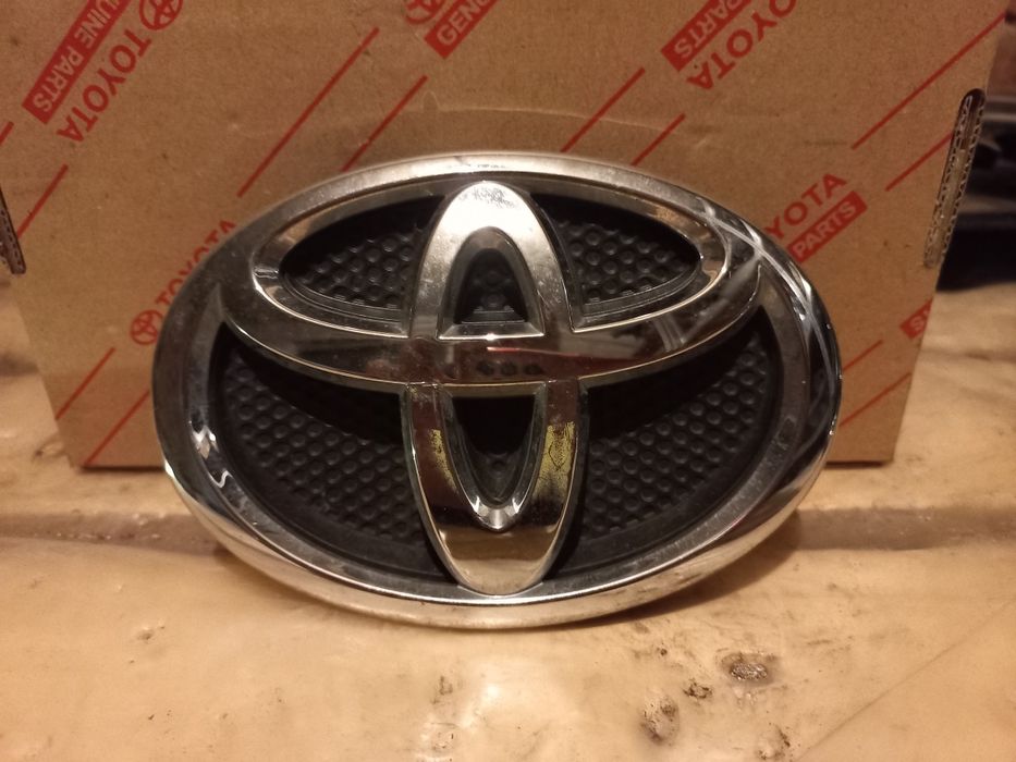 Емблеми за различни модели Тойота и Лексус