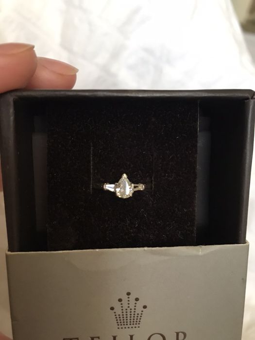 Inel cu diamant forma de lacrima