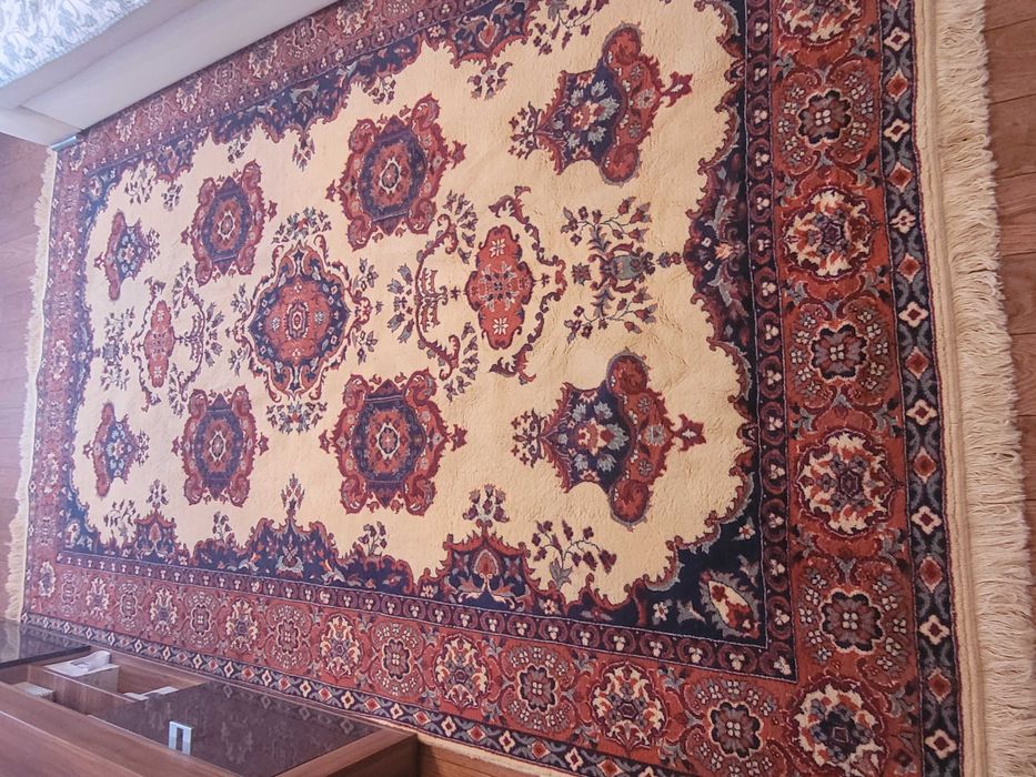 Covor Persan confectionat la Cisnadie manual.