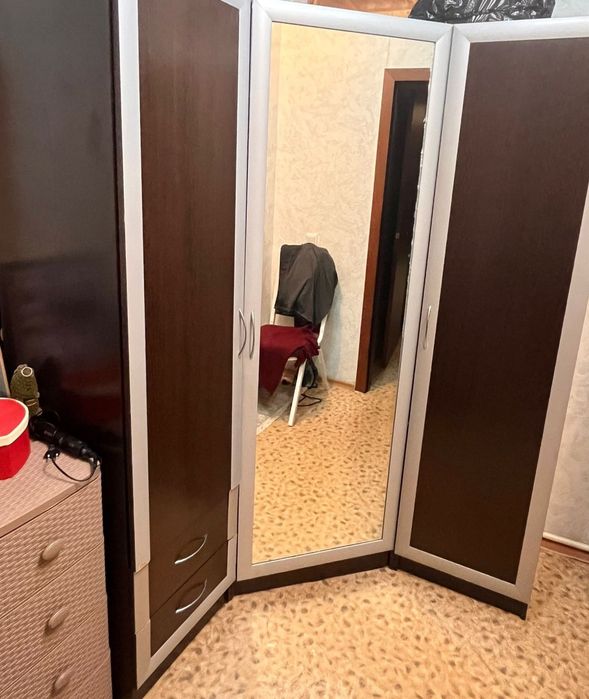 Продам  угловой  шифонер