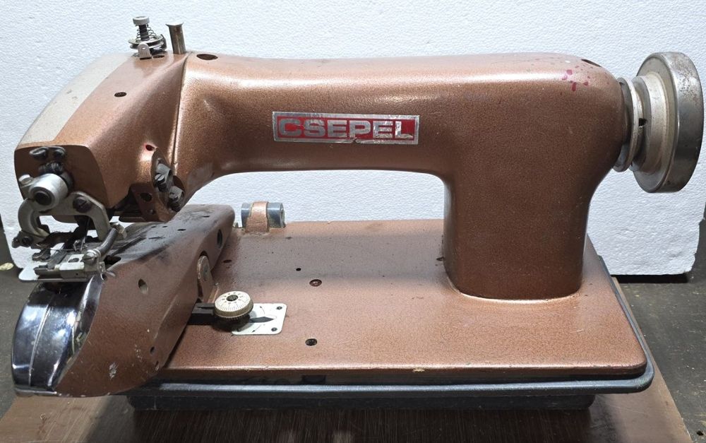 Продаётся подшивочная швейная машинка потайного стежка.