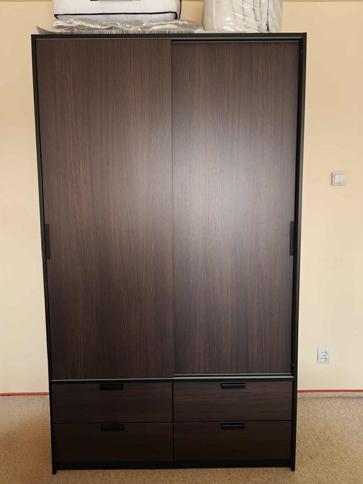 Dulap cu 2 uși glisante și 4 sertare + Comodă cu 3 sertare