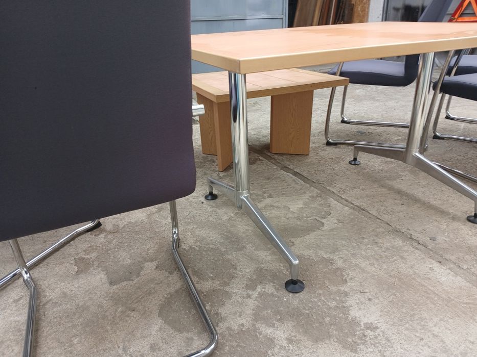 Продавам две маси и 6 стола