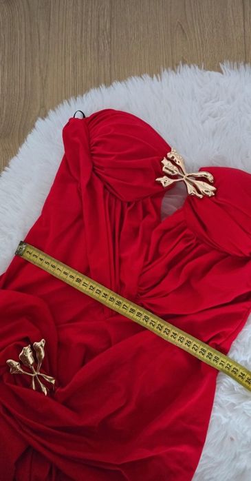 Rochie lunga de ocazie, rosie, cu tulle pe umăr si trena