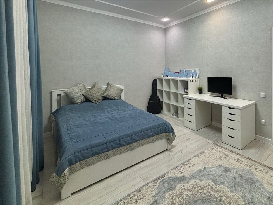 Мебель IKEA (кровать, стол, комод)