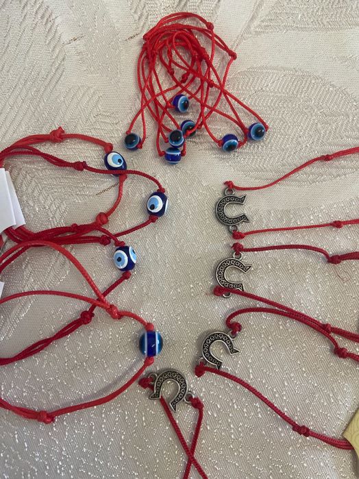 Гривна с червен конец на едро