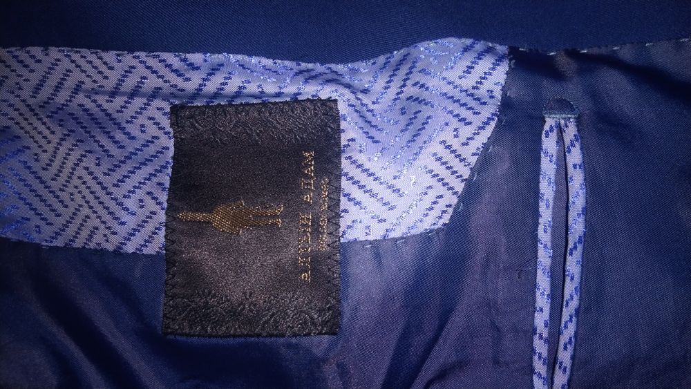 Продам костюм. Молодёжный. Классический.