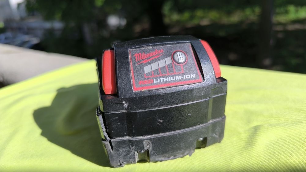 Батерия акумулаторна MILWAUKEE M18 B5 ( повредена)