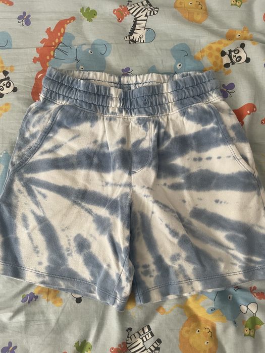 Vand 4 perechi pantaloni scurti 8-9 ani