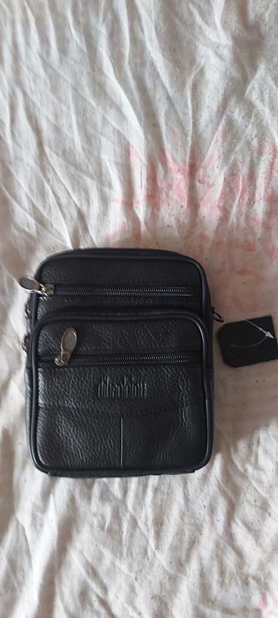 Продавам мъжка черна чанта от естествена кожа с пет отделения с цип