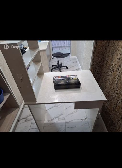 Столик маникюрный