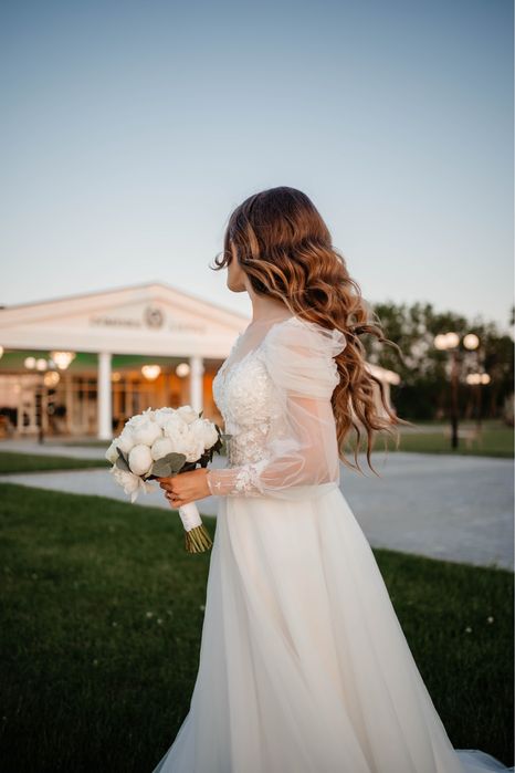 Rochie de mireasă ivory cu trenă regală și mâneci din dantelă
