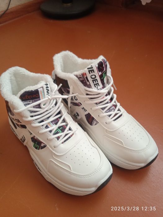 Продам кроссовки утеплённые