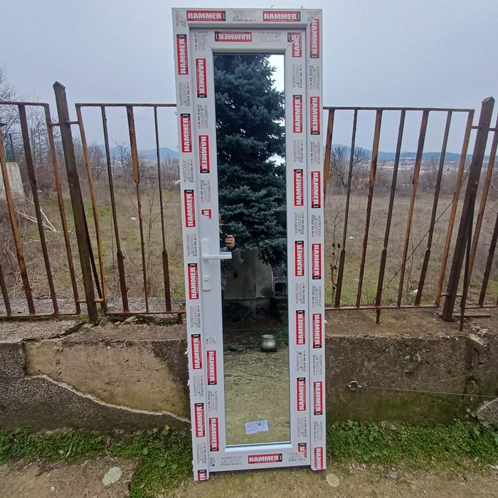 Врати за баня  бели със огледало от едната  страна по желание