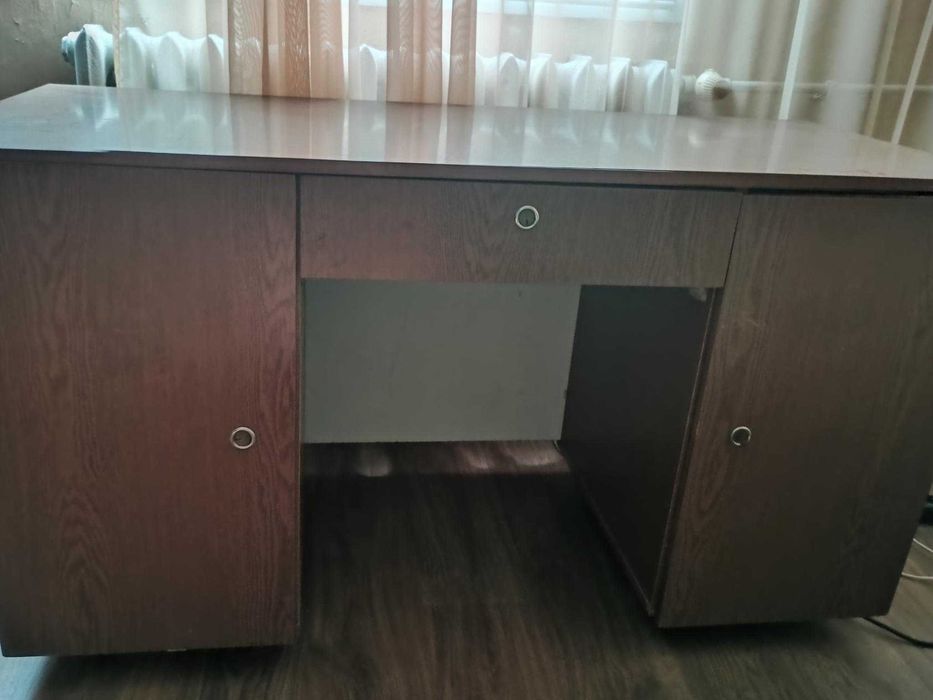 Дървено бюро със заключващи се чекмеджета