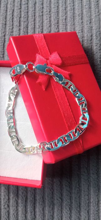 Нов, дамски сребърен комплект. Намалени,единични модели.В кутия всеки.