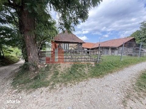 Teren intravilan 3.000 mp cu casă tradițională – Bran, sat Poarta