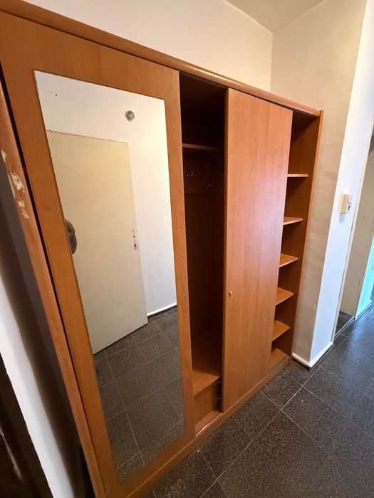 Гардероб с огледало и чекмеджета за антре