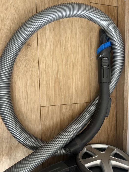 Ръчна прахосмукачка Philips Power Cyclone 7