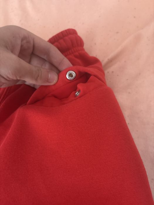 Pantaloni nike scurti culoare rosu.