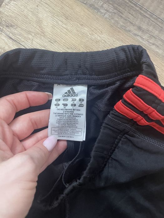 Черен клин с червени ленти Adidas