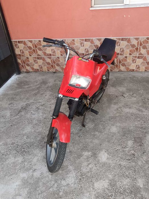 Бенели 50 Моторчето работи със 3 скорости  без документи