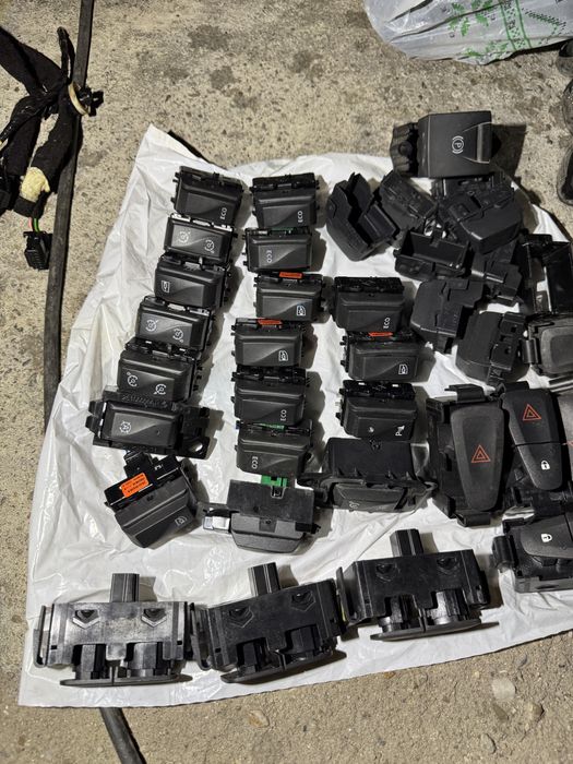 Vand butoanet avarii/pilot/eco/parcare etc Logan/Mcv/Duster/Sandero/