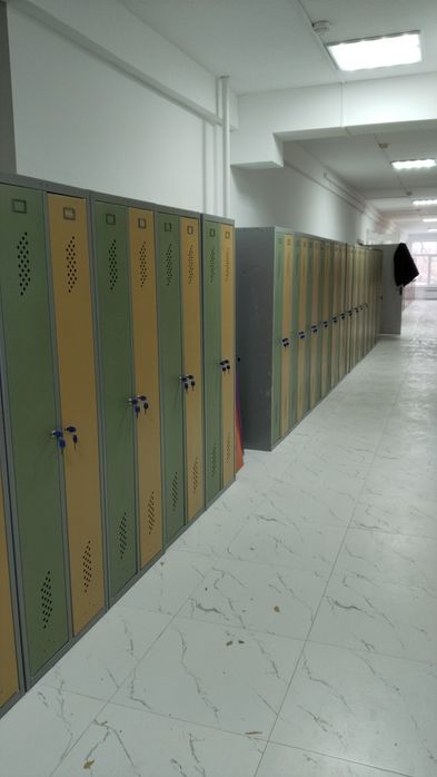 Шкафы металлические для раздевалок гардероба.