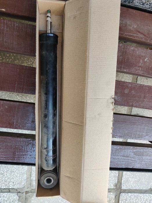 Продавам заден амортисьор за Lada Vesta SW Cross